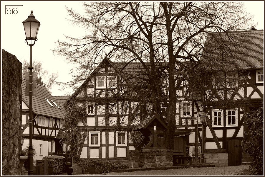 Dorfbrunnen in Ebsdorf an einem trüben Novembertag