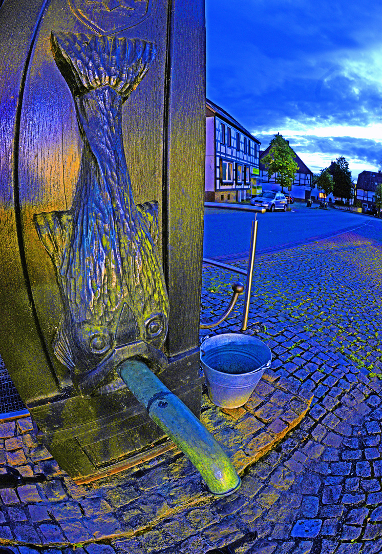 Dorfbrunnen in Extertal-Bösingfeld in der Dämmerung