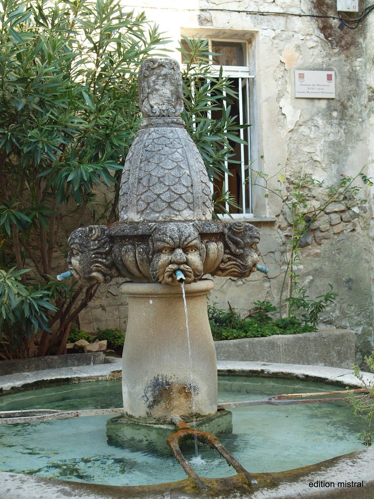Dorfbrunnen in Séguret