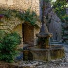 Dorfbrunnen von Crestet in der Provence