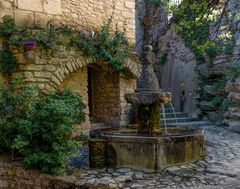 Dorfbrunnen von Crestet in der Provence