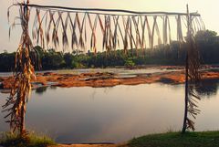 Dorfeingang am Suriname Rivier in der Morgensonne