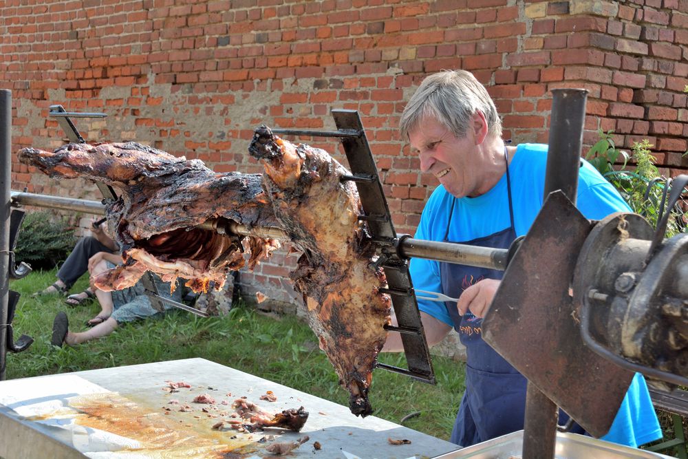 Dorffest - Schwein am Spieß