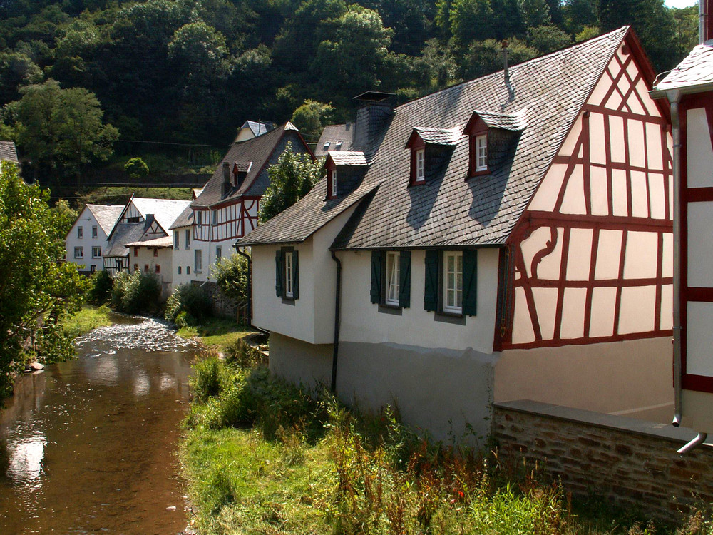 Dorfidyll am Elzbach (Monreal / Eifel)