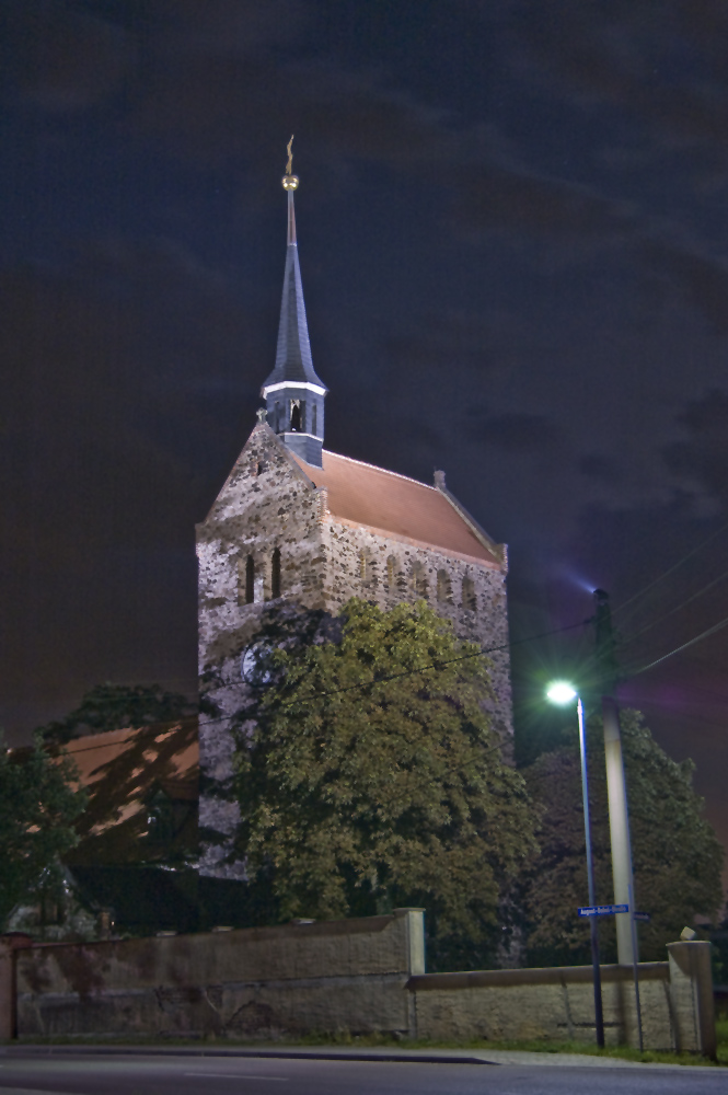 Dorfkirche bei Nacht