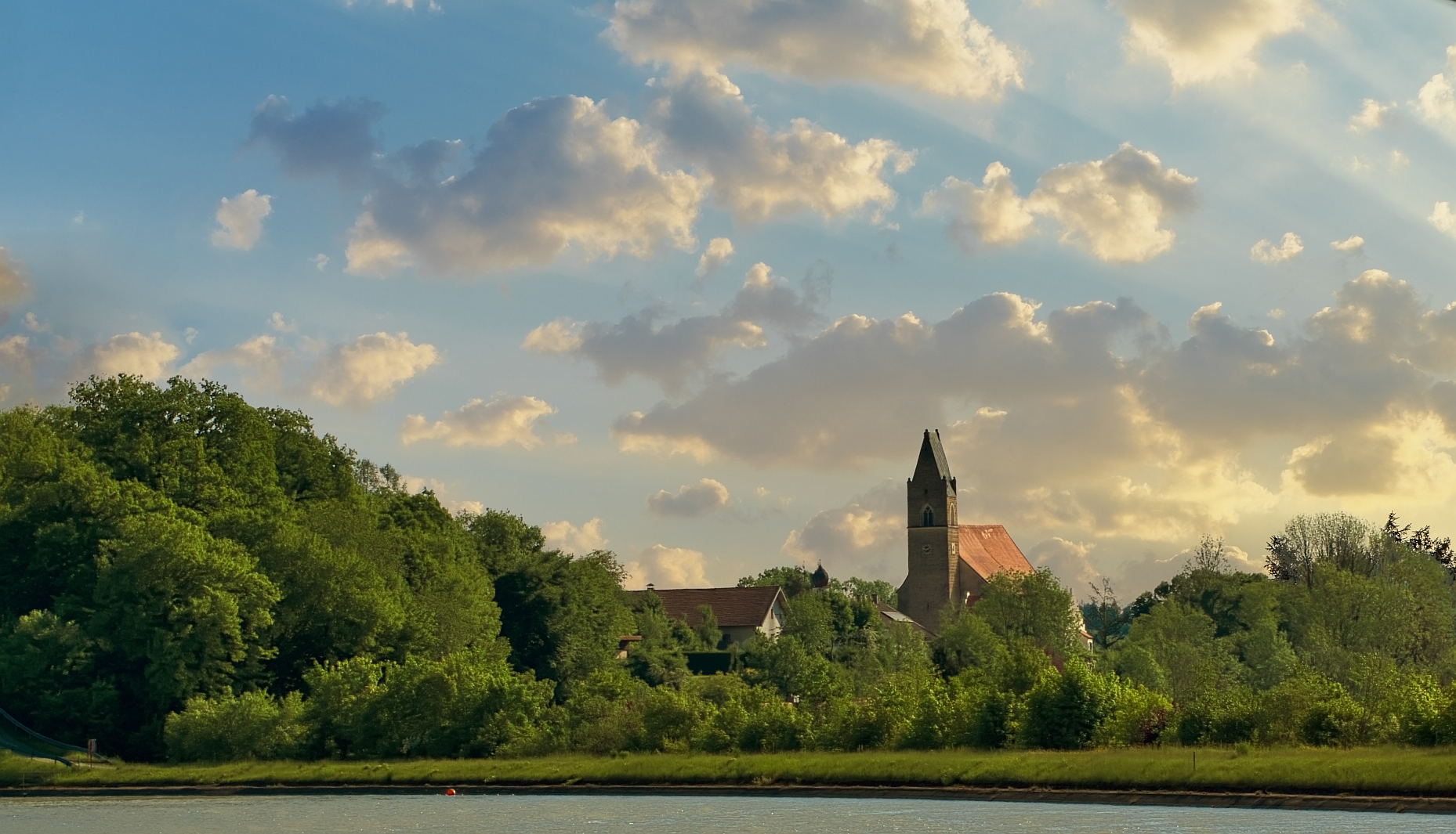 Dorfkirche früh morgens