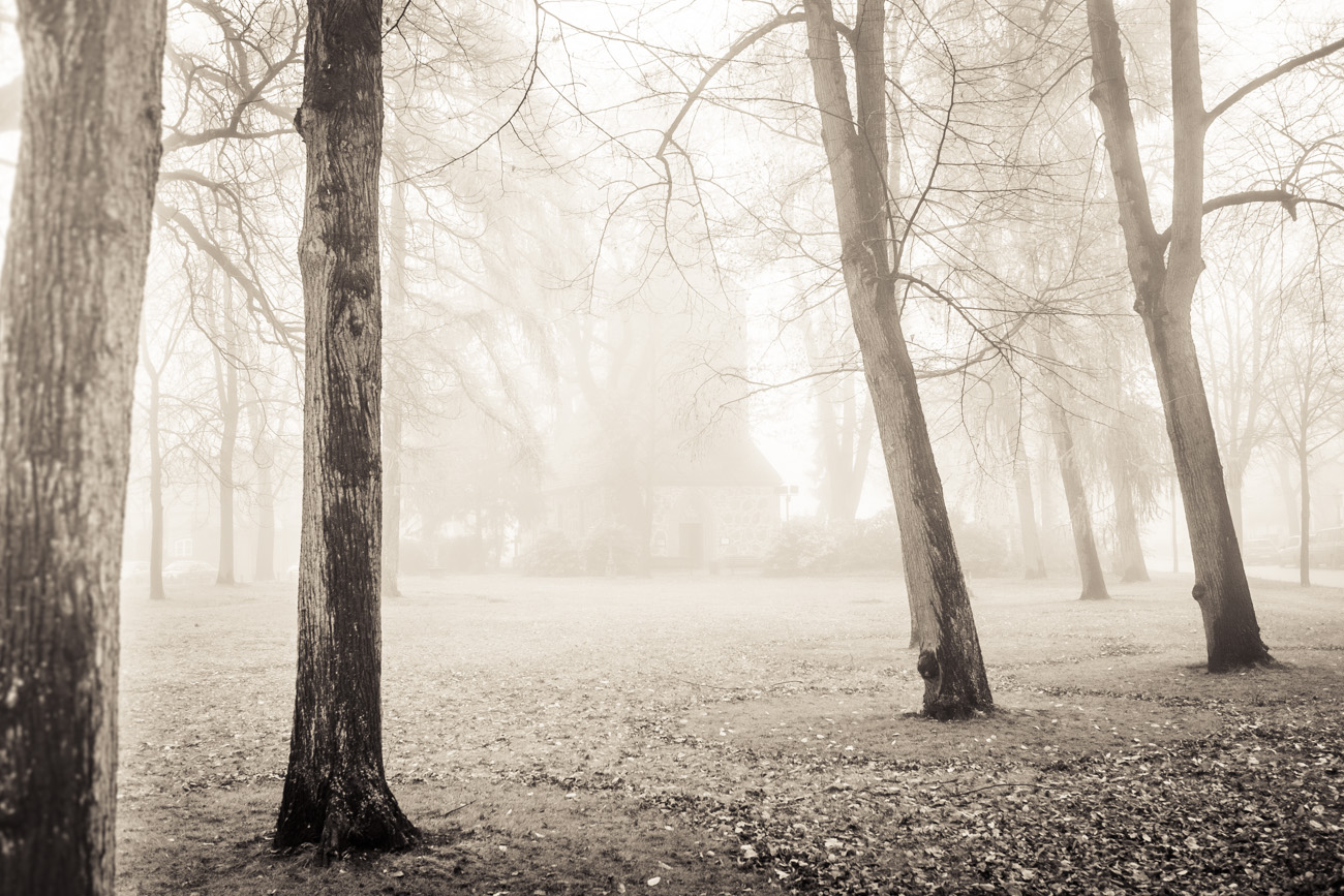 Dorfkirche im Nebel