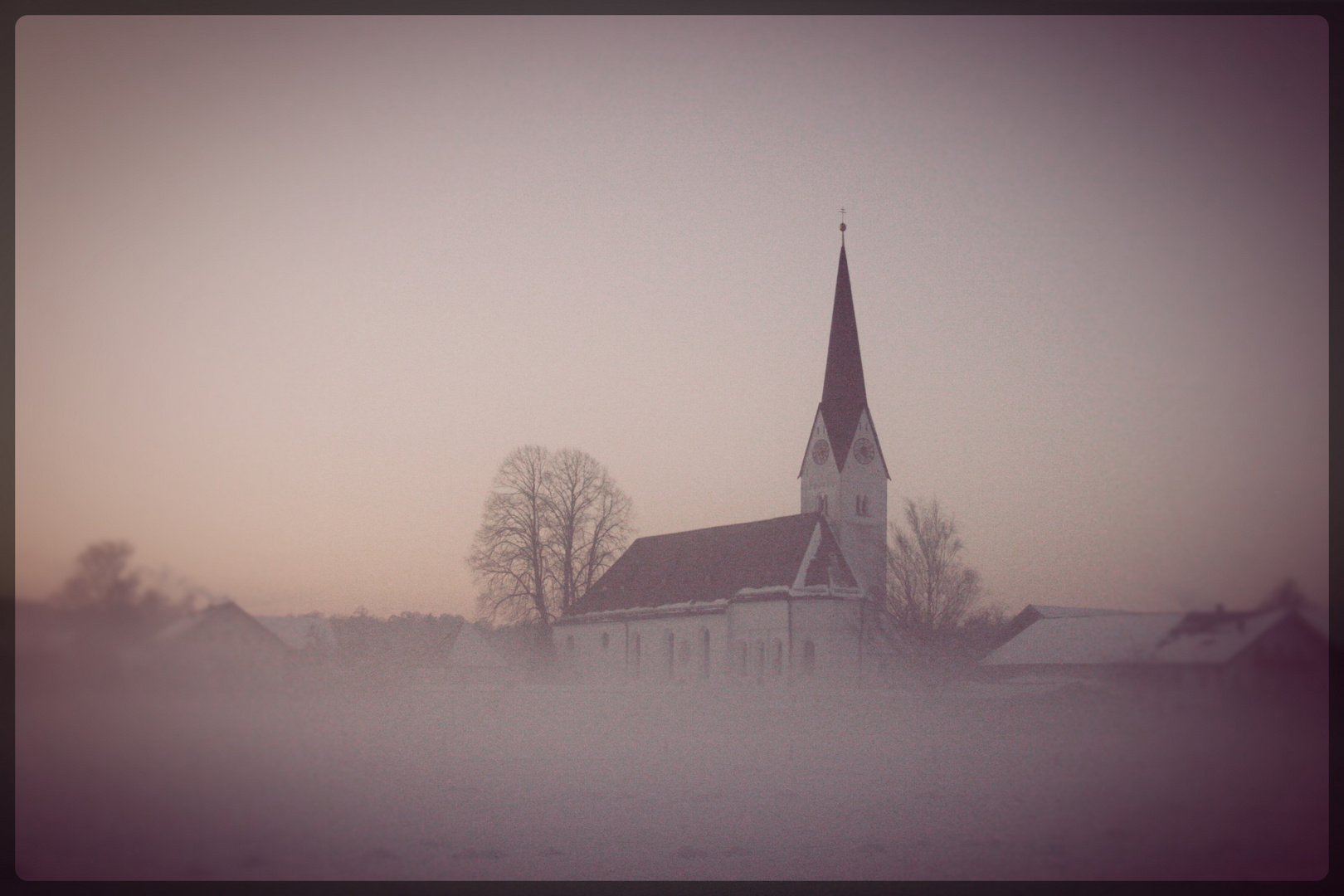 Dorfkirche im Nebel