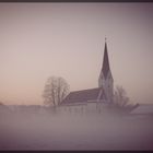 Dorfkirche im Nebel