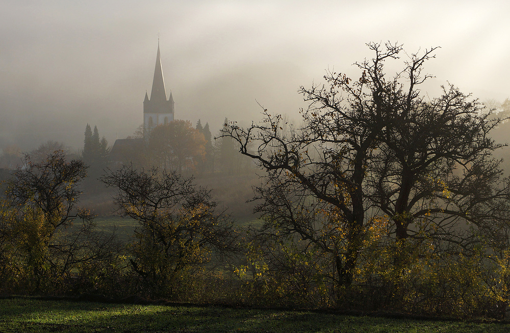 Dorfkirche im Nebel