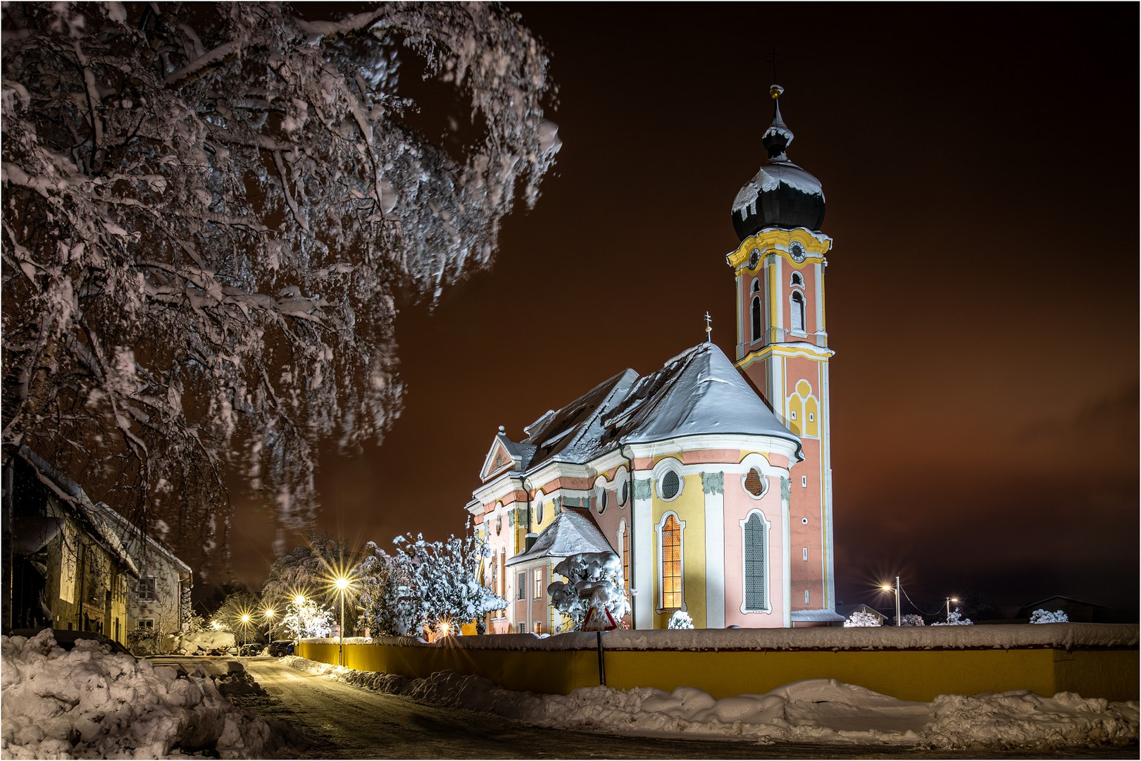 Dorfkirche im Schnee