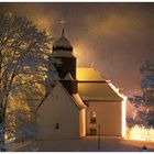 Dorfkirche in einer Winternacht