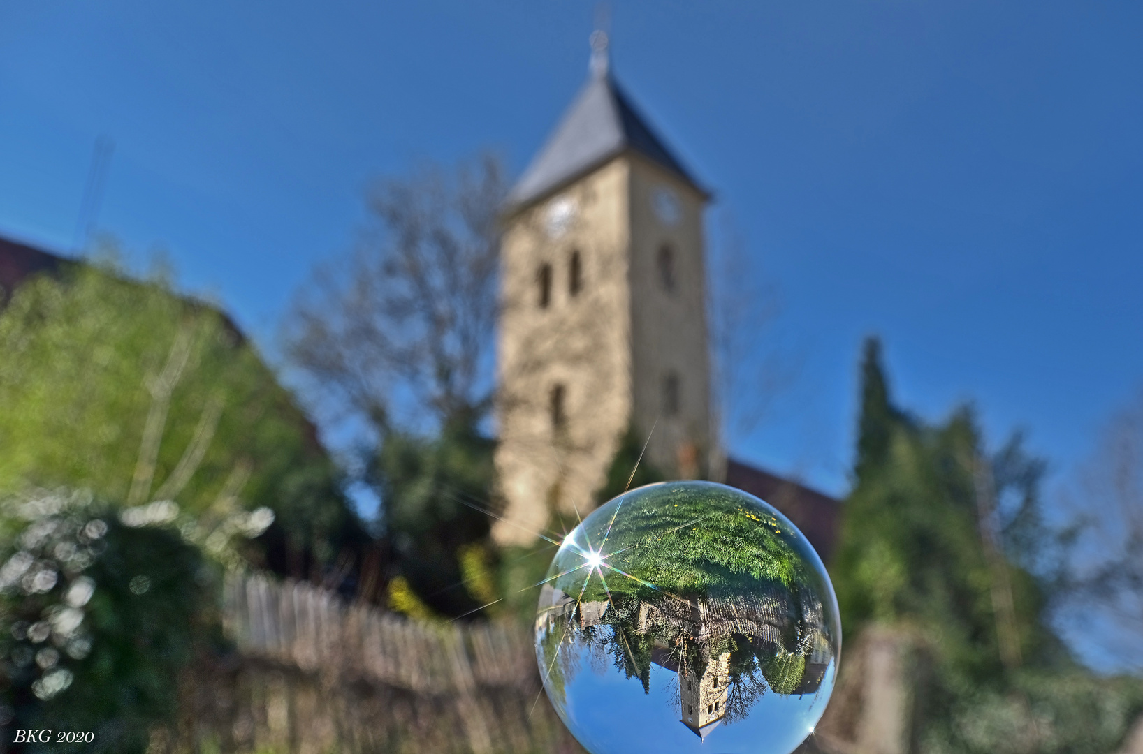 Dorfkirche Leumnitz im "Frühlingslensballblick"