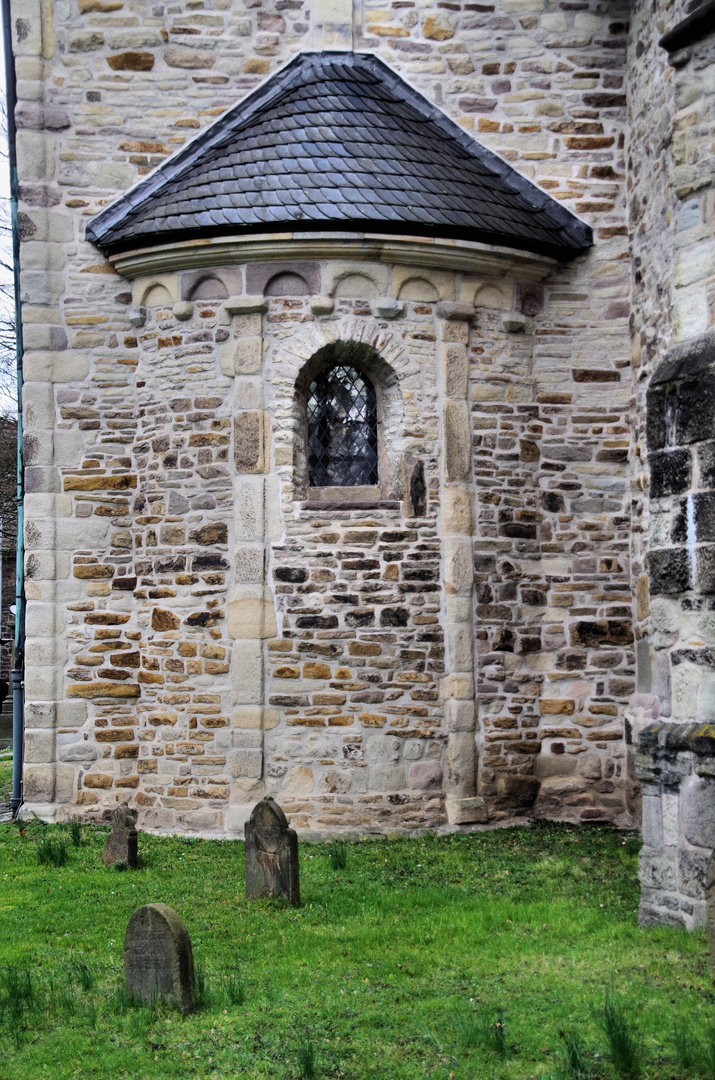 Dorfkirche Stiepel Fenster zur Straße