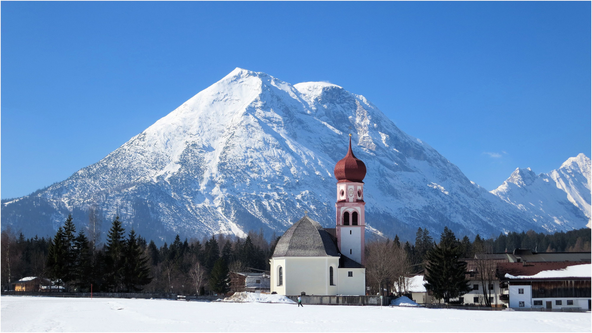 Dorfkirche von Kirchplatzel vor der Hohen Munde