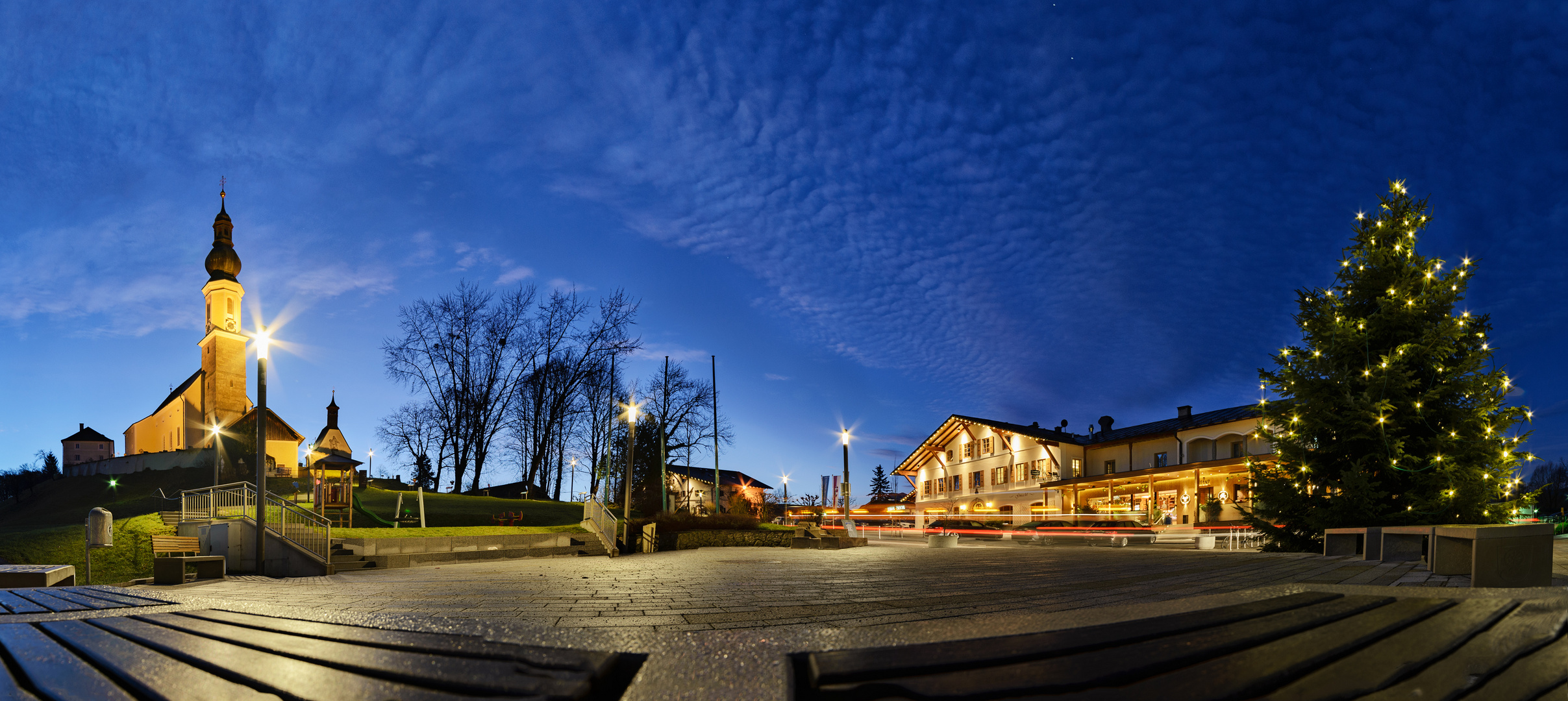 Dorfplatz Bergheim bei blauer Morgenstunde