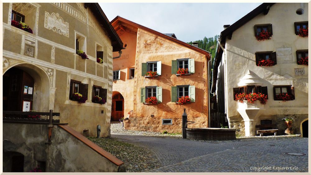 Dorfplatz in Guarda im Engadin