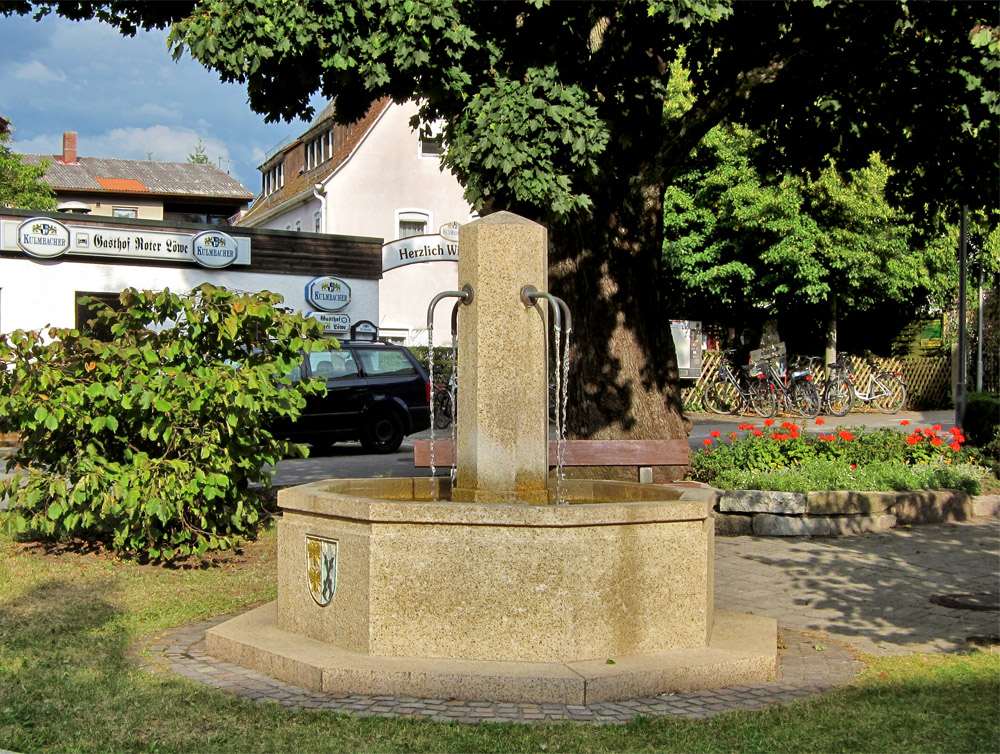 Dorfplatz mit Brunnen