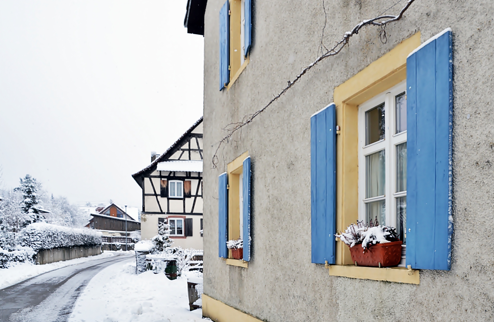 Dorfrundgang ~ Blaue Fensterläden