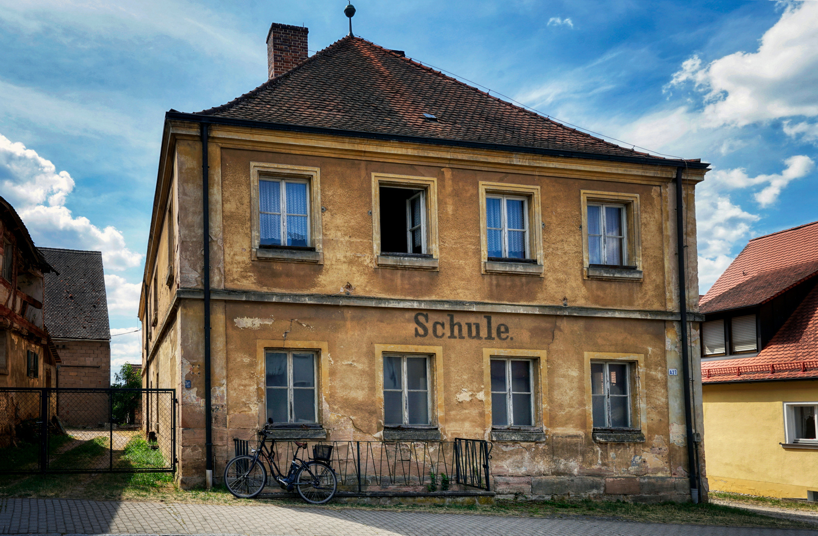 Dorfschule - die Lehrkraft ist schon da