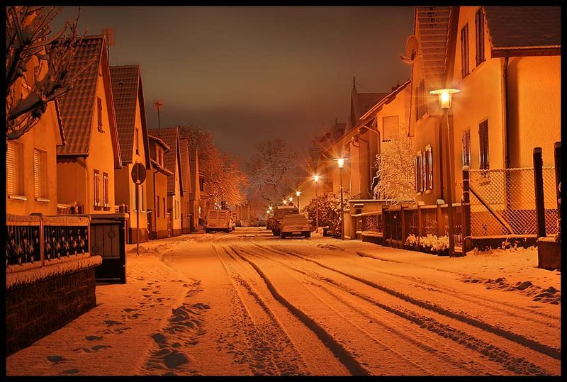 Dorfsträßchen im Schnee