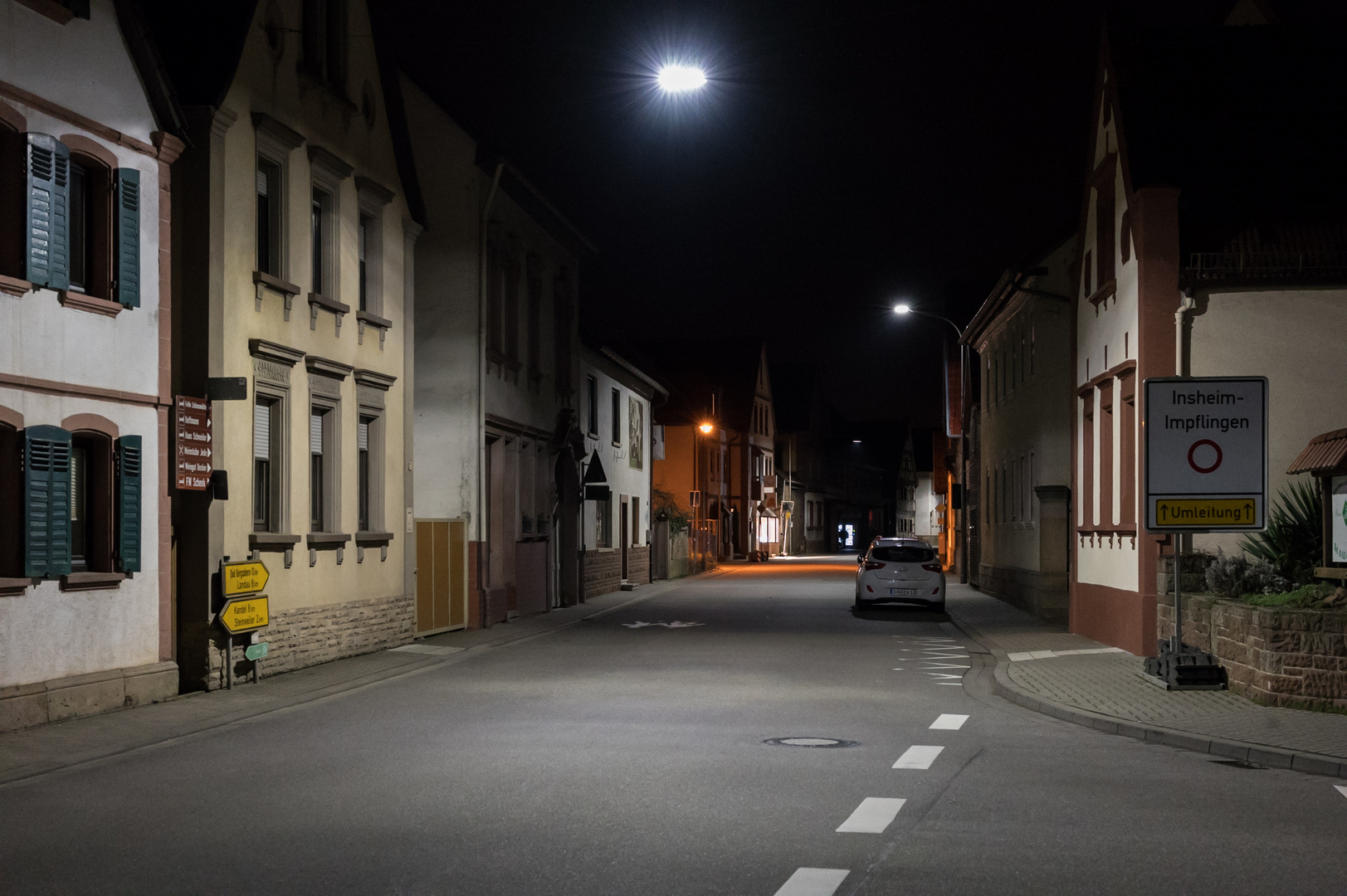 Dorfstraße bei Nacht
