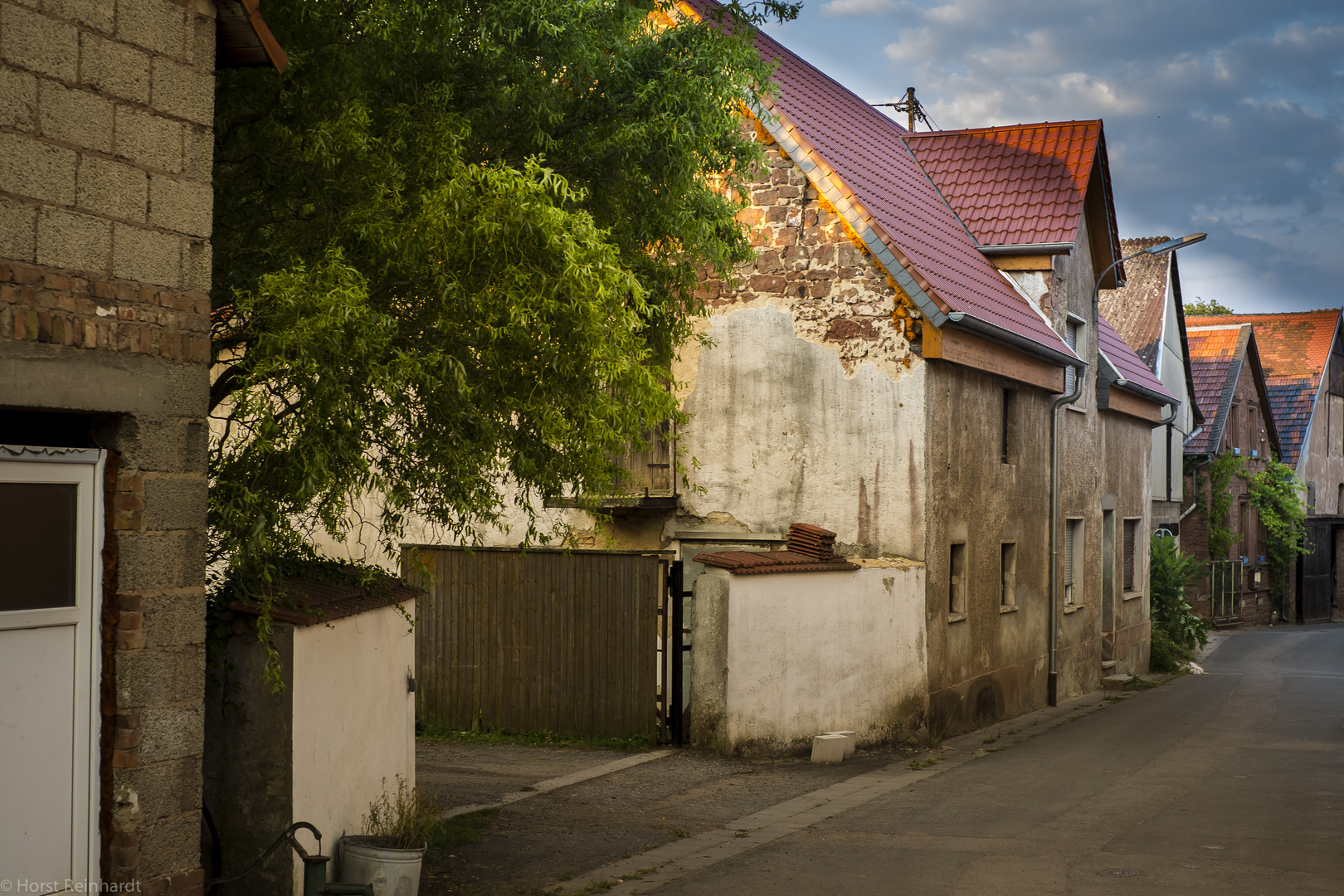 Dorfstrasse im Abendlicht