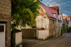 Dorfstrasse im Abendlicht