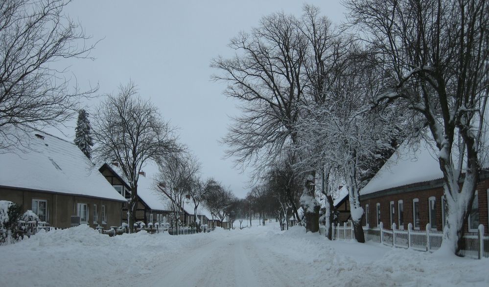 Dorfstraße im Winter