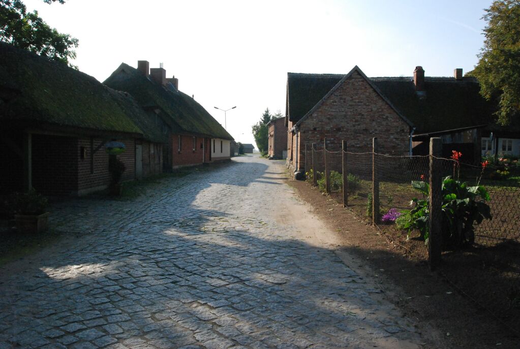 Dorfstraße in Rappin auf Rügen