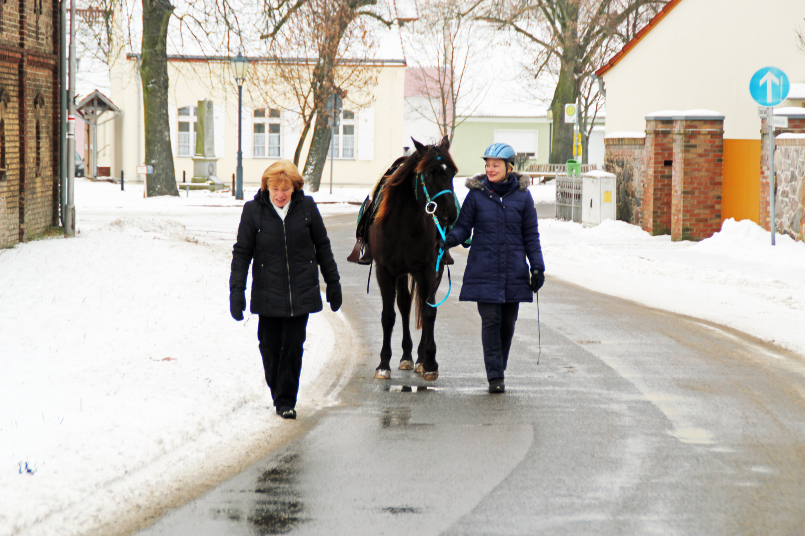 Dorfstraße in Saalow, dem Dorf mit der Scheunenwindmühle.