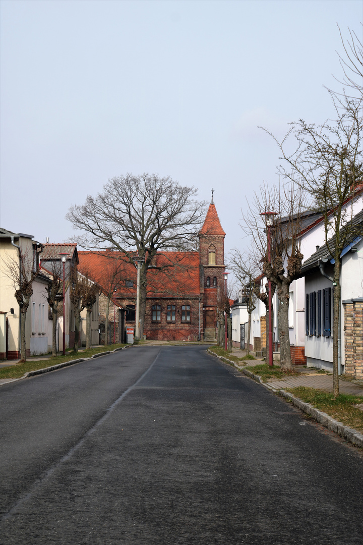 Dorfstraße mit Kirche