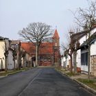 Dorfstraße mit Kirche