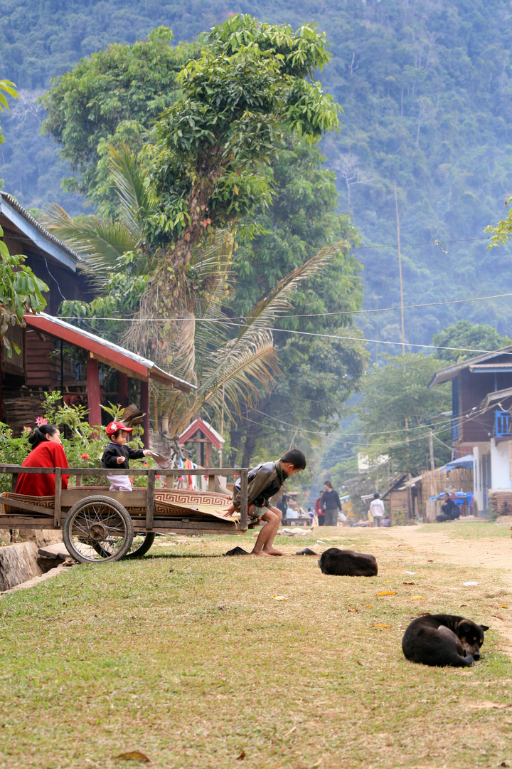 Dorfstrasse von Muang Ngoi Neua