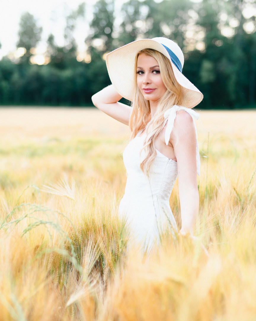 Doris mit Hut im Kornfeld