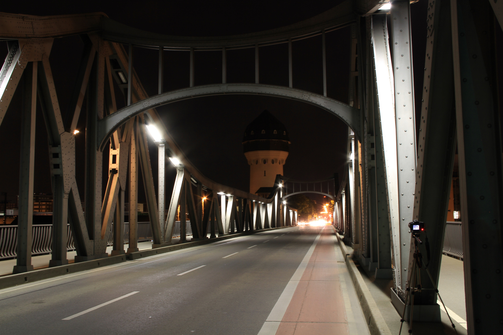 Dornheimer Brücke und Wasserturm am Darmstadtädter Hauptbahnhof