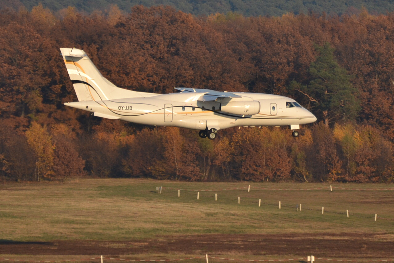 Dornier landet in Köln auf 14L