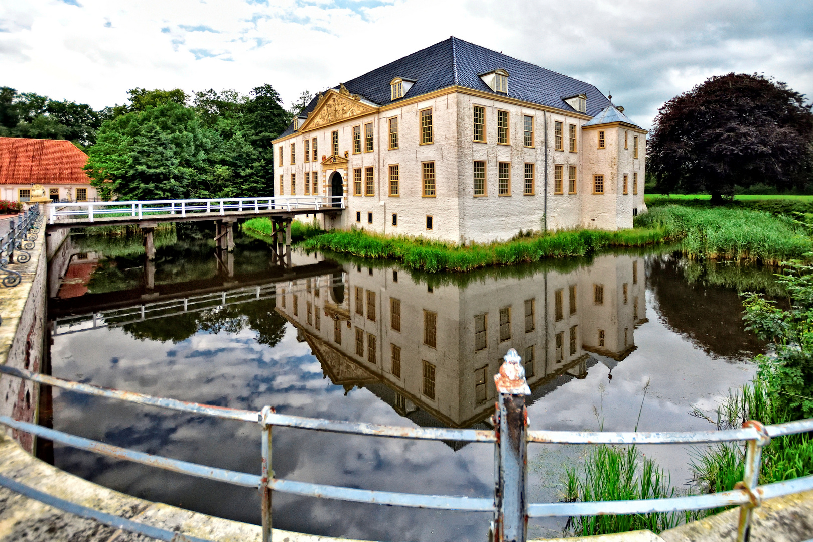 Dornumer Schloss - Seitenansicht in Farbe