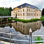 Dornumer Schloss - Seitenansicht in Farbe