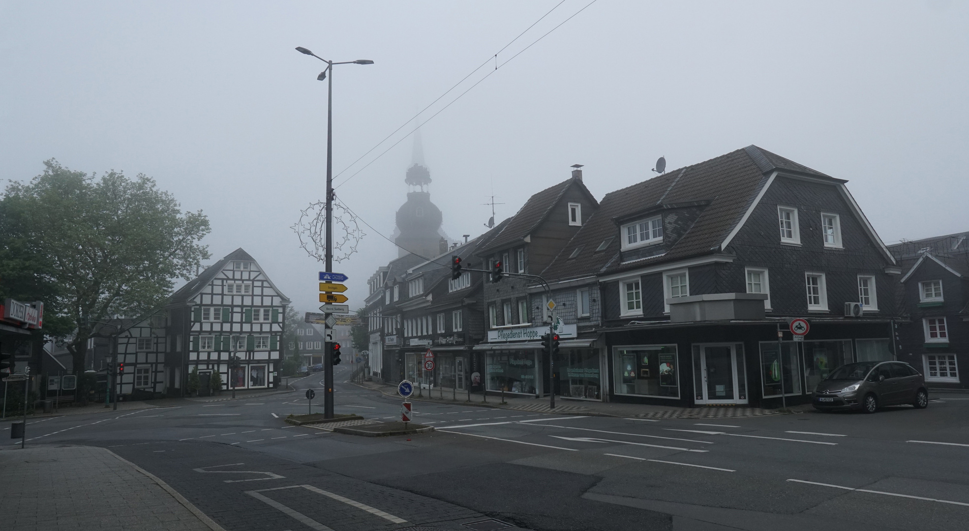 Dorp im Nebel