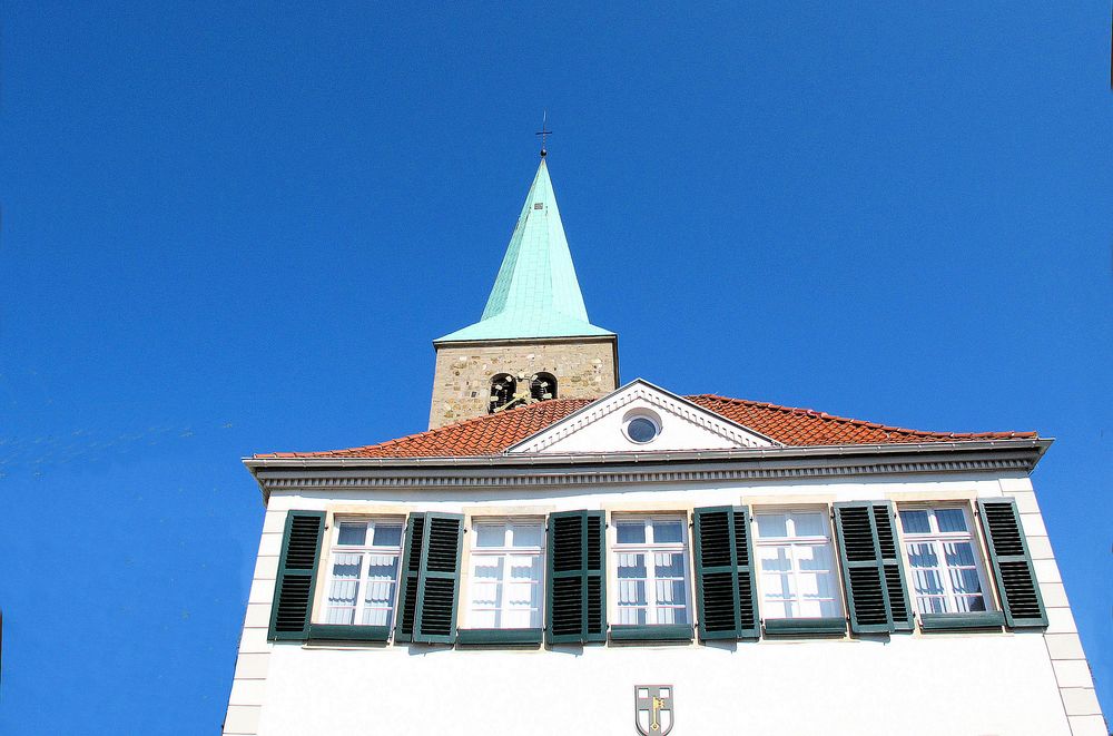 Dorstener Altes Rathaus u. Agathakirche gegen den Himmel.