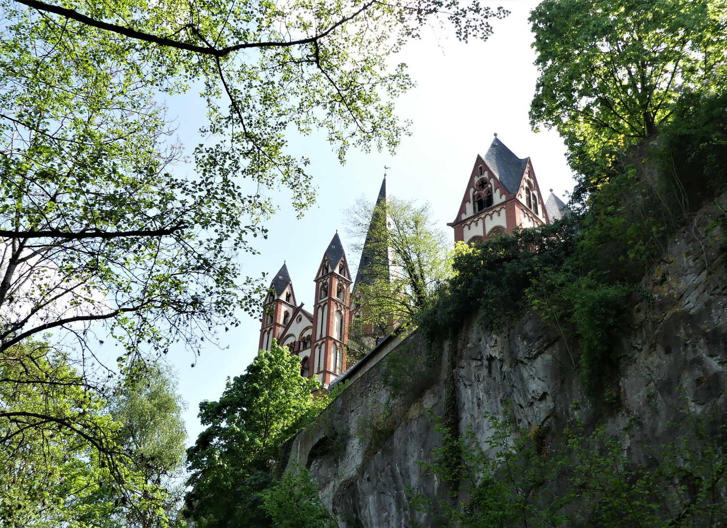 Dort auf dem Felsen