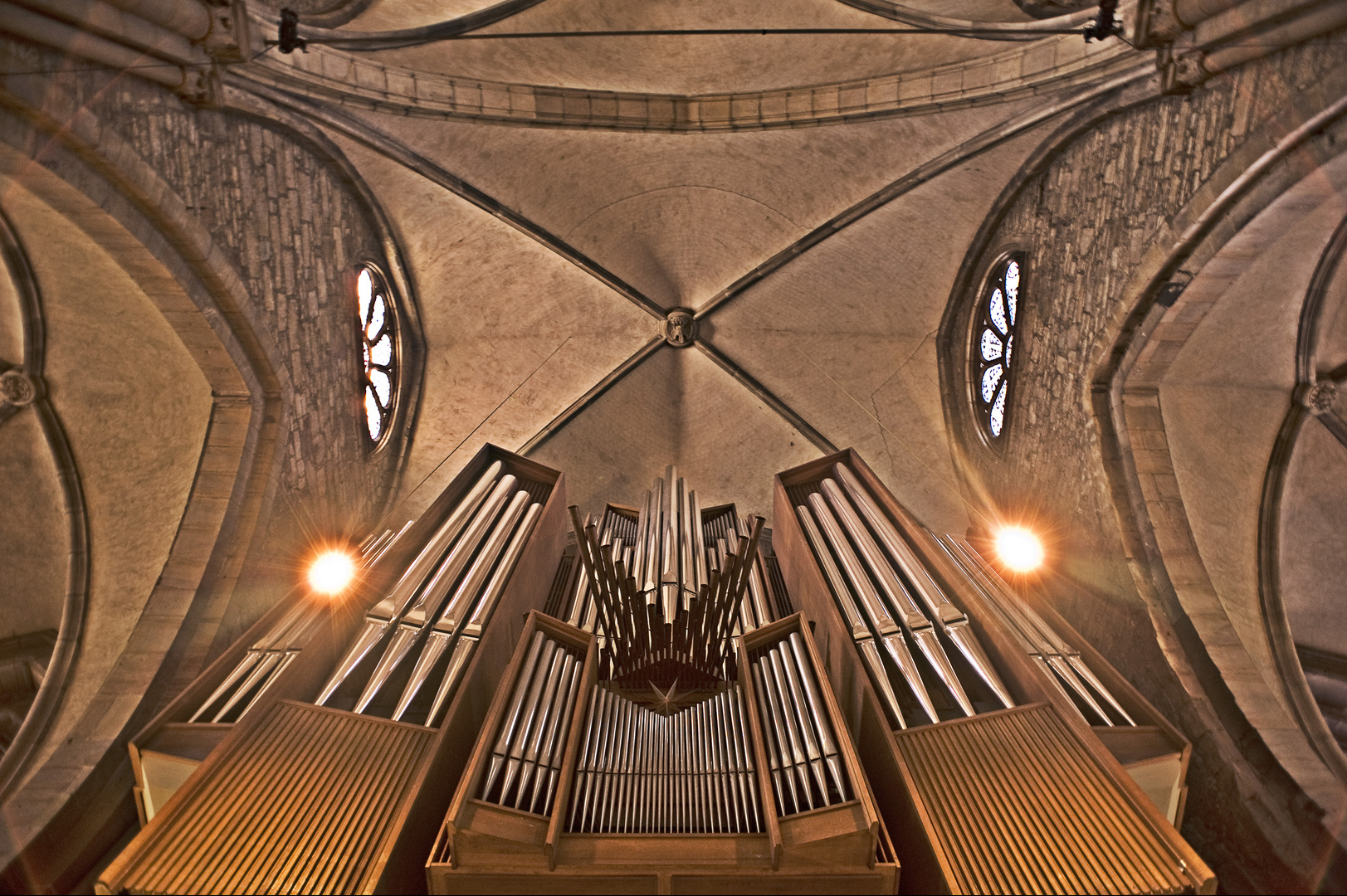 Dort thront die Orgel