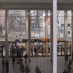 Dortmund Hbf im Feb. 2011: die Eingangshalle von innen nach Renovierung und Ersatz der Fensterbilder