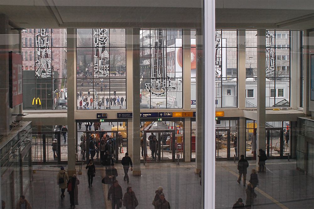 Dortmund Hbf im Feb. 2011: die Eingangshalle von innen nach Renovierung und Ersatz der Fensterbilder