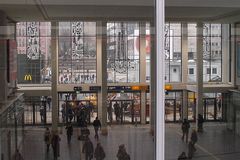 Dortmund Hbf im Feb. 2011: die Eingangshalle von innen nach Renovierung und Ersatz der Fensterbilder