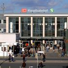 Dortmund Hbf im Feb. 2011: nach der Renovierung der Eingangshalle und Ersatz der 5 Fensterbilder