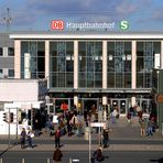 Dortmund Hbf im Feb. 2011: nach der Renovierung der Eingangshalle und Ersatz der 5 Fensterbilder