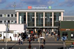 Dortmund Hbf im Feb. 2011: nach der Renovierung der Eingangshalle und Ersatz der 5 Fensterbilder