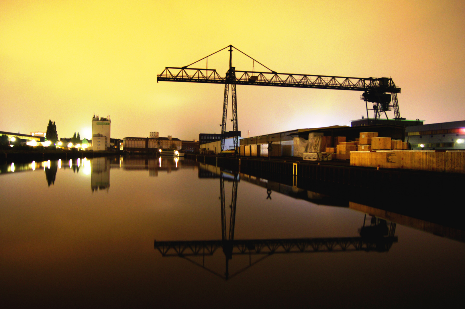 Dortmunder Binnenhafen bei Nacht.